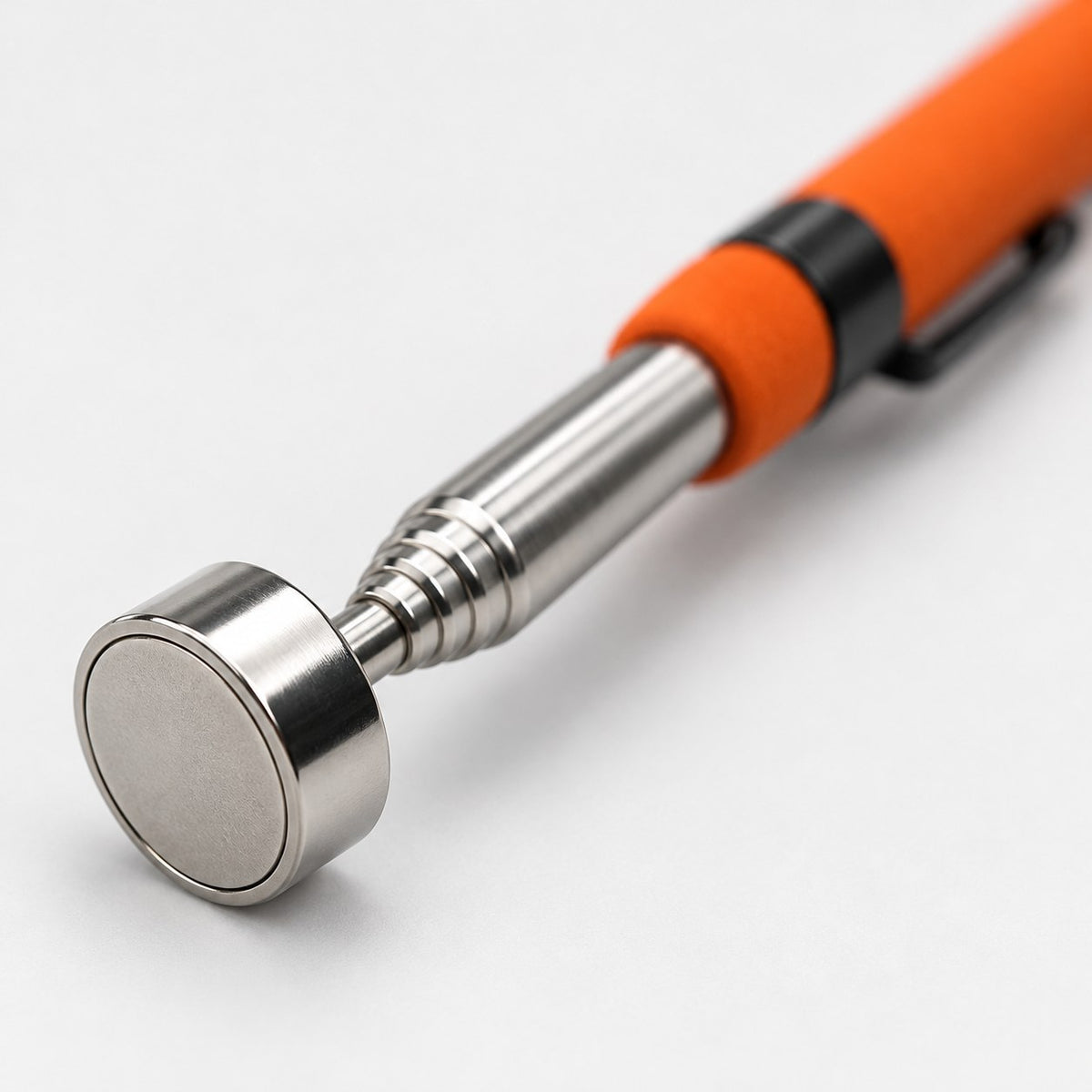 Close-up of the magnetic head and telescopic shaft