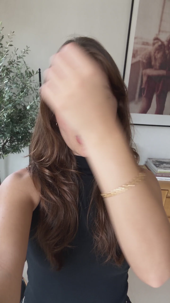 The Figaro Bracelet worn by a woman, JUSMIR video